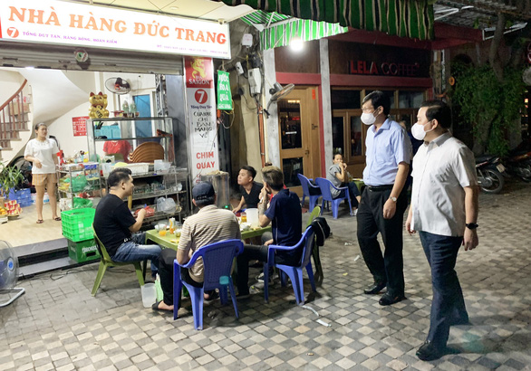 Phó chủ tịch Hà Nội bắt quả tang nhiều hàng quán vẫn phục vụ khách sau 21h - Ảnh 1.