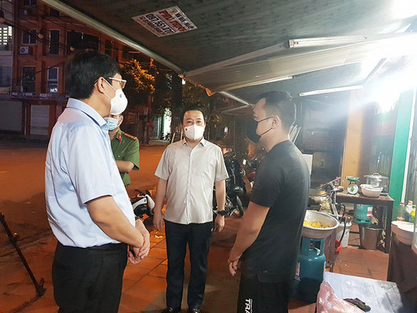 Phó chủ tịch Hà Nội bắt quả tang nhiều hàng quán vẫn phục vụ khách sau 21h - Ảnh 2.