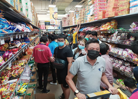 Khách đổ về siêu thị mua hàng, TP.HCM khẳng định tăng mức phục vụ - Ảnh 3.