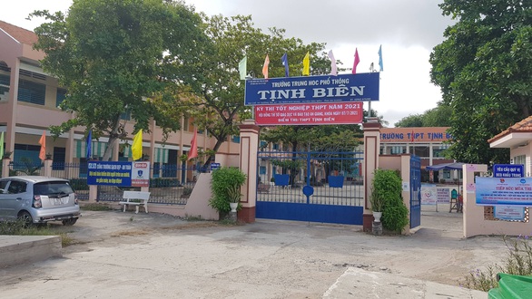 Thí sinh cả nước đang làm thủ tục thi tốt nghiệp THPT đợt 1 - Ảnh 6.