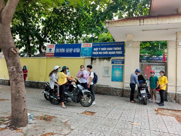 Thí sinh cả nước đang làm thủ tục thi tốt nghiệp THPT đợt 1 - Ảnh 5.