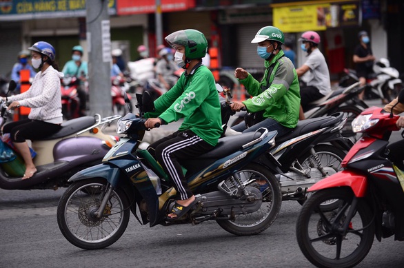 TP.HCM tạm dừng xe ôm công nghệ, shipper hoạt động bình thường - Ảnh 1.