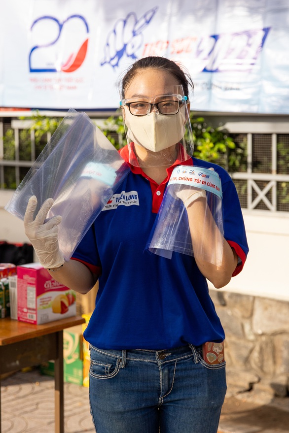 Khu vực vừa hết bị phong tỏa, xin đi tình nguyện ngay! - Ảnh 2. Khu vực vừa hết bị phong tỏa, xin đi tình nguyện ngay! - Ảnh 2.