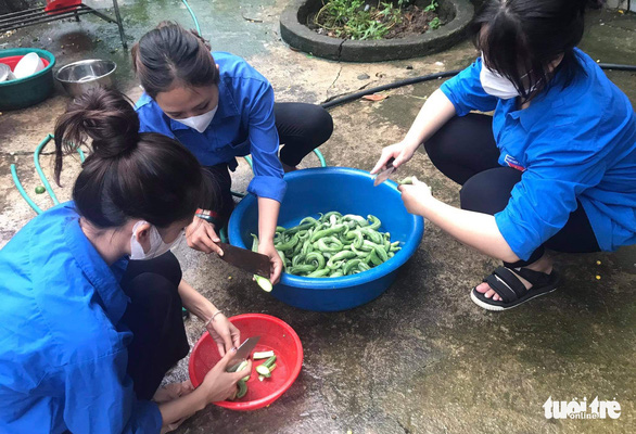 Ấm lòng những suất cơm miễn phí tiếp sức sĩ tử mùa thi - Ảnh 1. Ấm lòng những suất cơm miễn phí tiếp sức sĩ tử mùa thi - Ảnh 1.