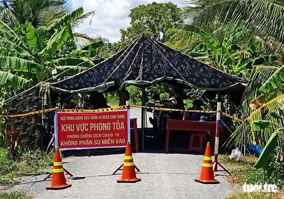 Lơ là chống dịch, giám đốc trung tâm y tế huyện và 2 cán bộ bị đình chỉ công tác - Ảnh 1. Lơ là chống dịch, giám đốc trung tâm y tế huyện và 2 cán bộ bị đình chỉ công tác - Ảnh 1.