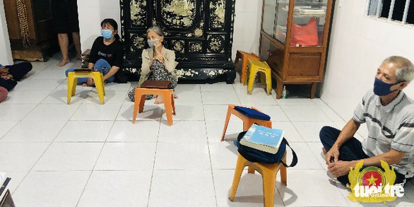 Tụ tập để... đọc Chuyển pháp luân, 7 người bị phạt hơn 50 triệu đồng - Ảnh 1.