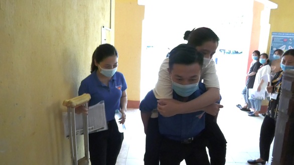 Nữ sinh bị thương ở chân, được thanh niên tình nguyện đưa đón đi thi mỗi ngày - Ảnh 1. Nữ sinh bị thương ở chân, được thanh niên tình nguyện đưa đón đi thi mỗi ngày - Ảnh 1.