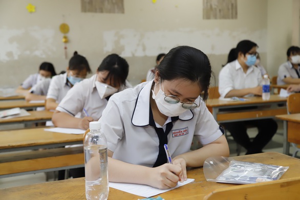 Sóng của Xuân Quỳnh vào đề thi tốt nghiệp, thí sinh kêu hơi khó phần đọc hiểu - Ảnh 3. Sóng của Xuân Quỳnh vào đề thi tốt nghiệp, thí sinh kêu hơi khó phần đọc hiểu - Ảnh 3.