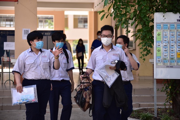 Sóng của Xuân Quỳnh vào đề thi tốt nghiệp, thí sinh kêu hơi khó phần đọc hiểu - Ảnh 8. Sóng của Xuân Quỳnh vào đề thi tốt nghiệp, thí sinh kêu hơi khó phần đọc hiểu - Ảnh 8.