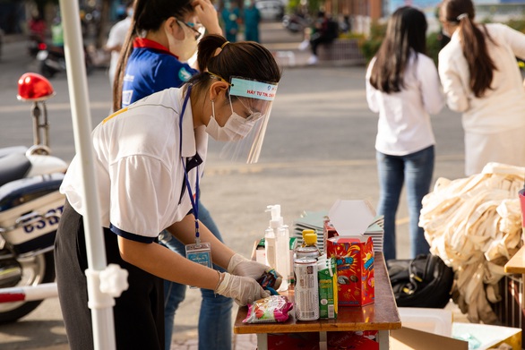 Khu vực vừa hết bị phong tỏa, xin đi tình nguyện ngay! - Ảnh 3. Khu vực vừa hết bị phong tỏa, xin đi tình nguyện ngay! - Ảnh 3.