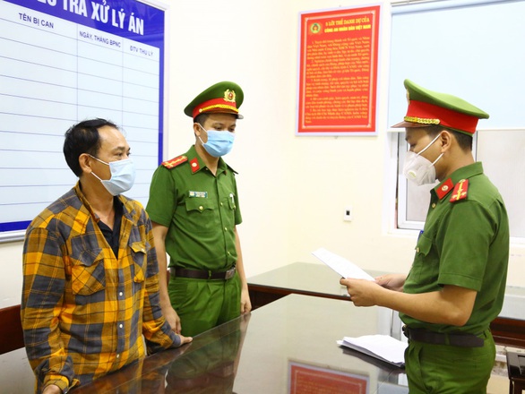 Tạm giam tài xế ôtô chạy lùi tốc độ cao trên quốc lộ 1 - Ảnh 1. Tạm giam tài xế ôtô chạy lùi tốc độ cao trên quốc lộ 1 - Ảnh 1.