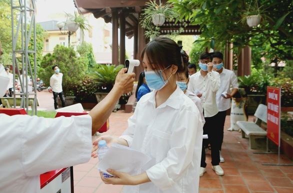 Một thí sinh nghi mắc COVID-19, chủ tịch huyện và giám đốc trung tâm y tế bị ngưng chức - Ảnh 1.