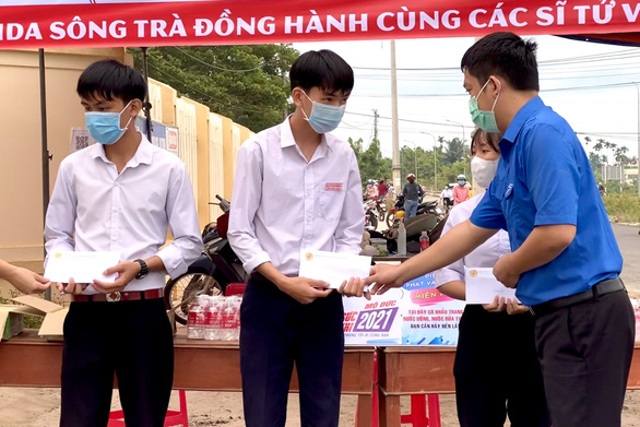 Trao học bổng cho thí sinh khó khăn ngay tại điểm thi - Ảnh 1.