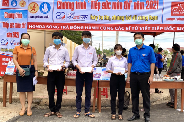 Trao học bổng cho thí sinh khó khăn ngay tại điểm thi - Ảnh 2.