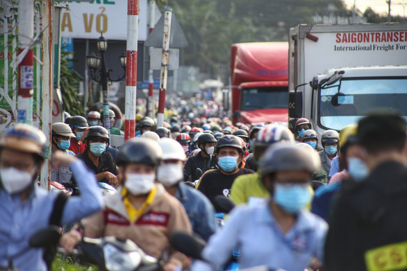 Sáng đầu tiên lập chốt ở cửa ngõ TP.HCM, nơi ùn tắc gần 1km, nơi thoáng - Ảnh 1.