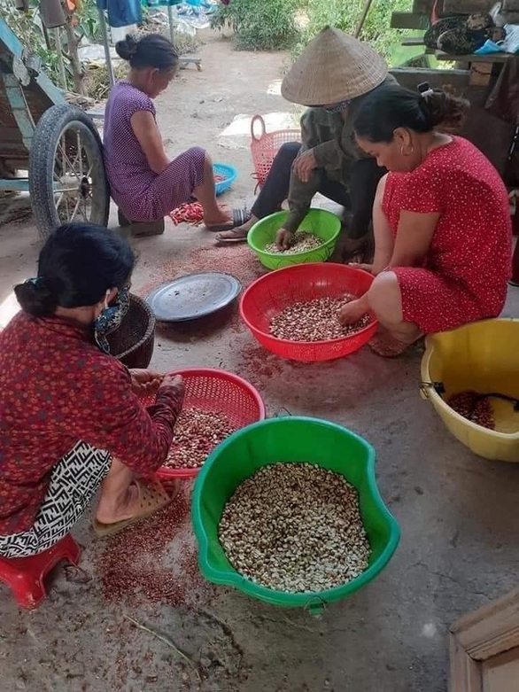 Bà con Quảng Trị, Quảng Bình gom bầu bí, gạo muối gửi Sài Gòn, người Sài Gòn cay khóe mắt - Ảnh 10. Bà con Quảng Trị, Quảng Bình gom bầu bí, gạo muối gửi Sài Gòn, người Sài Gòn cay khóe mắt - Ảnh 10.