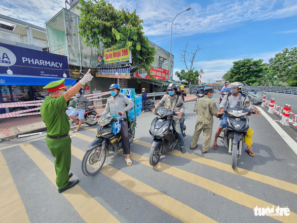 Ở quận 12 xin qua Gò Vấp cho chó ăn, CSGT yêu cầu quay đầu - Ảnh 4.