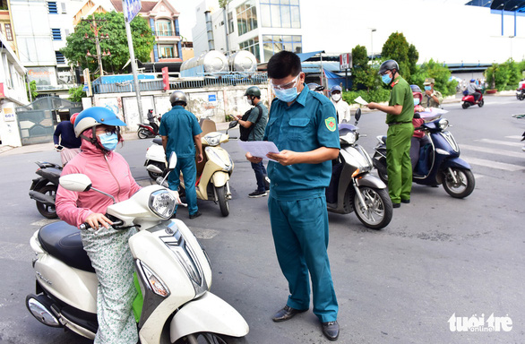 Phó chủ tịch UBND TP.HCM: Cấp giấy thông hành để người dân ra ngoài là không cần thiết - Ảnh 1.