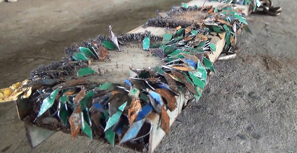 Giữa dịch vẫn quét cả 1 ký đinh chỉ trên 100m quốc lộ 1 - Ảnh 1. Giữa dịch vẫn quét cả 1 ký đinh chỉ trên 100m quốc lộ 1 - Ảnh 1.