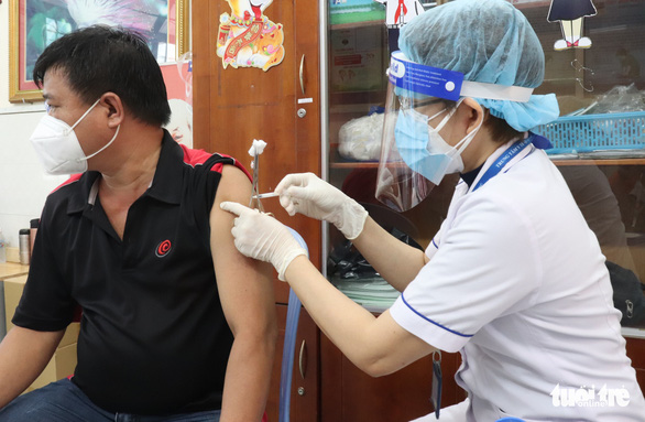 TP.HCM: Bắt đầu tiêm vắc xin cho người nhà thành viên chống dịch - Ảnh 4.