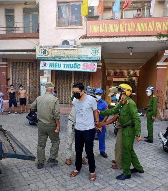 Khống chế phó chánh văn phòng Đoàn ĐBQH Đà Nẵng vì gạt tay trúng mặt nhân viên xét nghiệm - Ảnh 1.