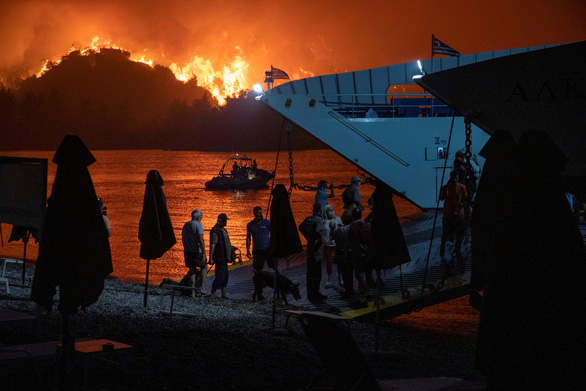 Thủ tướng Hy Lạp xin lỗi vì để cháy rừng như ‘ngày tận thế’ - Ảnh 3.