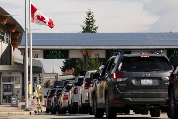 Canada và Mỹ nối lại đường biên giới, du khách xếp hàng dài chờ qua cửa khẩu - Ảnh 1. Canada và Mỹ nối lại đường biên giới, du khách xếp hàng dài chờ qua cửa khẩu - Ảnh 1.