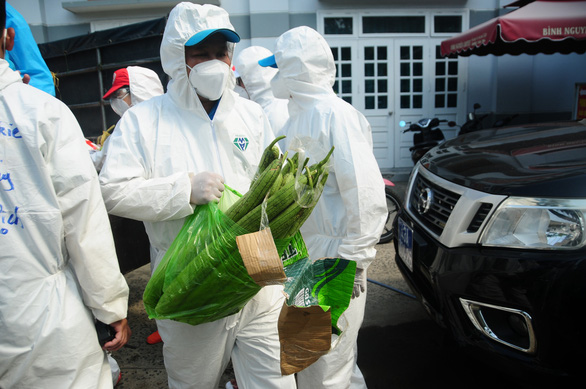 Gian nan đưa gạo, rau xanh tiếp sức cho bà con vùng cách ly - Ảnh 2.