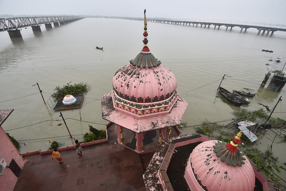 Ấn Độ phải giải cứu hàng ngàn người vì nước sông Hằng dâng cao - Ảnh 4.