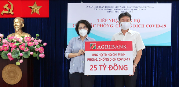 Agribank ủng hộ TPHCM 25 tỉ đồng để phòng, chống dịch COVID-19 - Ảnh 1.