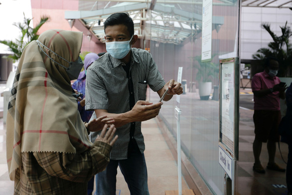 Thủ đô Jakarta của Indonesia mở cửa trung tâm mua sắm cho người đã tiêm vắc xin - Ảnh 1.