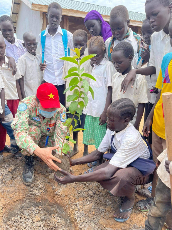 Chiến sĩ mũ nồi xanh trồng cây xanh ở Nam Sudan - Ảnh 2.