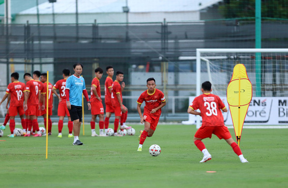 HLV Park Hang Seo ra sân chỉ đạo đội tuyển U22 Việt Nam tập luyện - Ảnh 2.