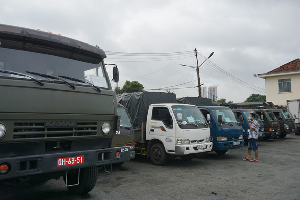 300 tấn hàng tỉnh Hòa Bình gửi đã tới, xe chở hàng phân phối ngay tới người dân - Ảnh 2.
