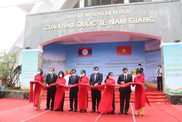 Khai trương cặp cửa khẩu quốc tế Nam Giang - Đắc Tà Oọc - Ảnh 1.