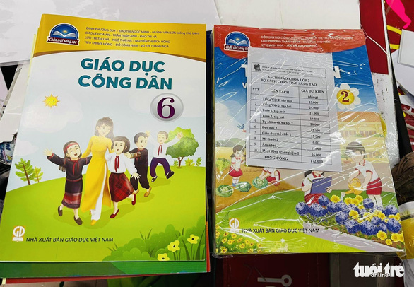 Sắp vào năm học, phụ huynh vẫn chưa mua được sách giáo khoa cho con - Ảnh 1.