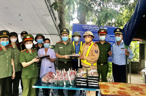 Công an Thái Bình triển khai ‘bữa cơm mang hương vị gia đình’ tại tuyến đầu chống dịch - Ảnh 5.