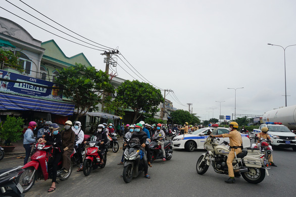 Người dân ùn ùn về quê, lực lượng tuần tra yêu cầu quay đầu - Ảnh 1.