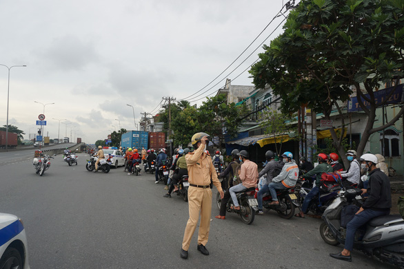 Người dân ùn ùn về quê, lực lượng tuần tra yêu cầu quay đầu - Ảnh 3.