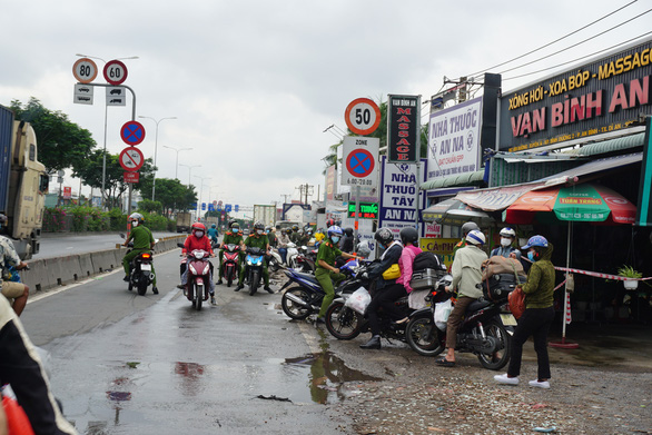 Người dân ùn ùn về quê, lực lượng tuần tra yêu cầu quay đầu - Ảnh 4.