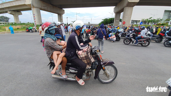 TP.HCM: Hàng trăm người tự ý về quê được khuyên quay lại nơi tạm trú, lên danh sách hỗ trợ - Ảnh 3.