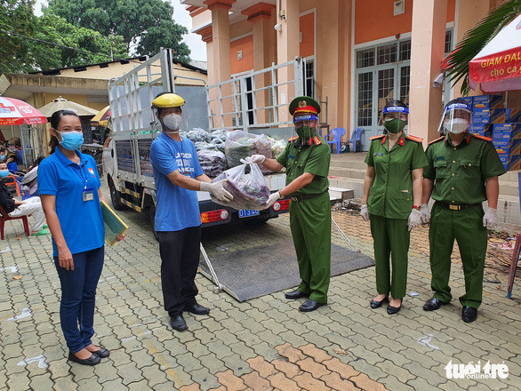 Văn phòng Cơ quan CSĐT Bộ Công an phía Nam hỗ trợ nhu yếu phẩm cho bà con khó khăn - Ảnh 3.