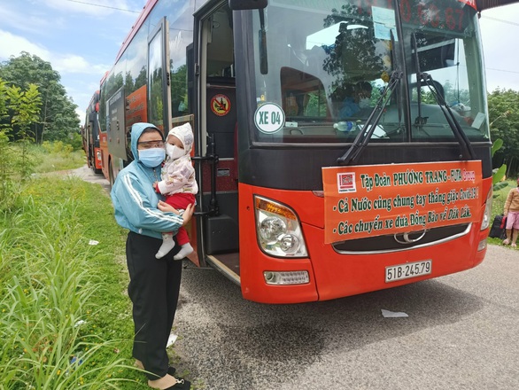 Những chuyến xe ‘màu lửa’ đưa bà con về quê tránh dịch - Ảnh 3.
