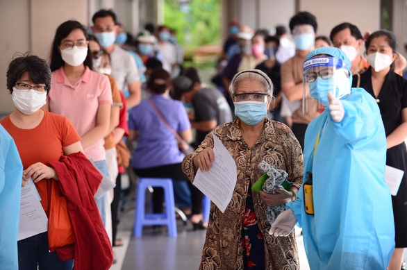 HỎI - ĐÁP mùa dịch COVID-19: Ung thư giai đoạn 4 có nên tiêm vắc xin COVID-19? - Ảnh 1.