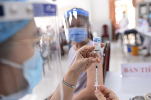 TP.HCM có thể mở rộng tiêm vắc xin cho người từ 12-18 tuổi vào nửa đầu tháng 9 - Ảnh 1.