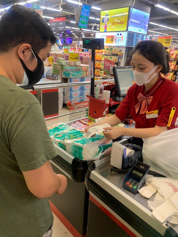 Gói bảo hiểm “Khỏe mạnh trong mùa dịch” của VinMart tiếp tục sẻ chia khó khăn với khách hàng - Ảnh 1. Gói bảo hiểm “Khỏe mạnh trong mùa dịch” của VinMart tiếp tục sẻ chia khó khăn với khách hàng - Ảnh 1.