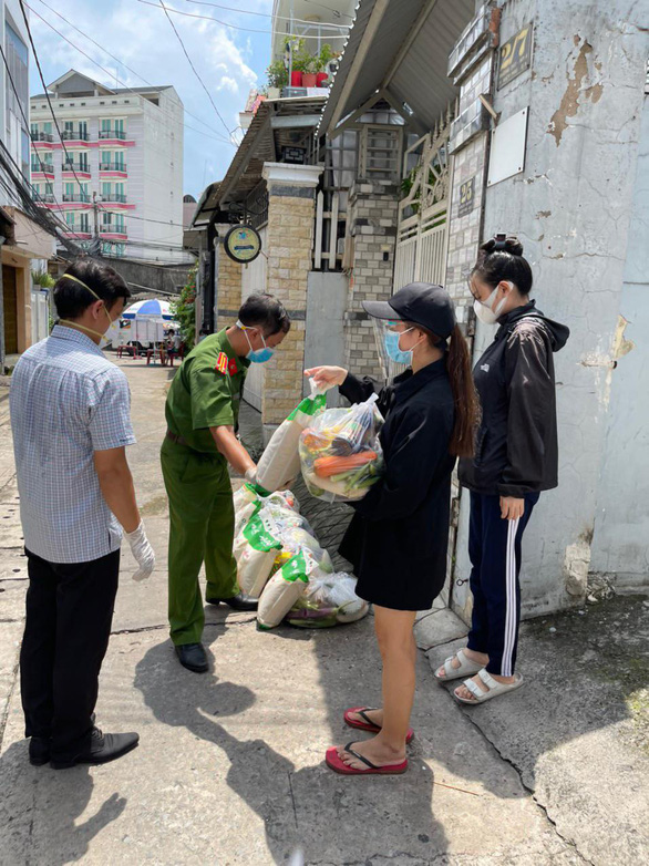 Bức thư tay gửi Công an phường nhờ đổi tiền trợ cấp thành 100kg gạo giúp người nghèo - Ảnh 1.