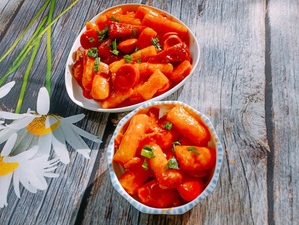 Chế trở thành cơm trắng nguội trở thành khoản bánh gạo Tokbokki siêu dễ dàng nhưng mà thật tuyệt vời - Hình ảnh 1.