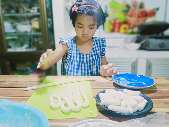 Chế trở thành cơm trắng nguội trở thành khoản bánh gạo Tokbokki siêu dễ dàng nhưng mà thật tuyệt vời - Hình ảnh 2.