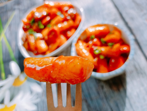 Chế trở thành cơm trắng nguội trở thành khoản bánh gạo Tokbokki siêu dễ dàng nhưng mà thật tuyệt vời - Hình ảnh 9.